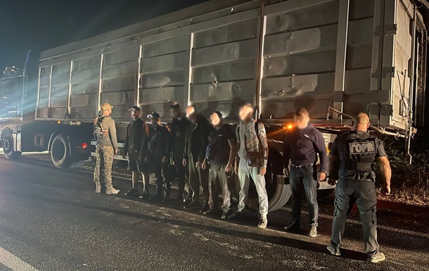 ДПСУ затримала ухилянтів, які в причепі вантажівки їхали до Молдови