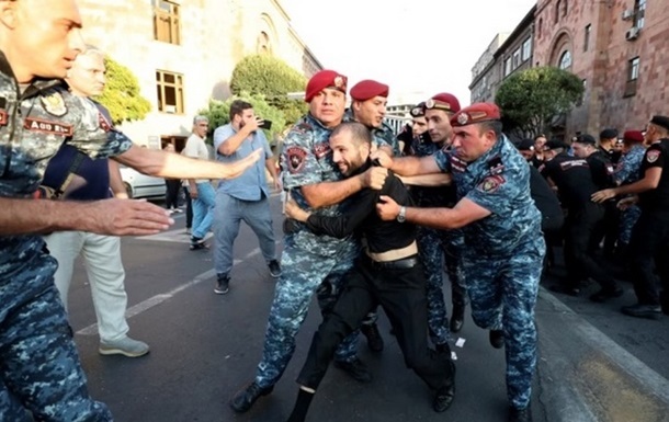 Поліція Вірменії заявила про 98 затриманих на антиурядових акціях