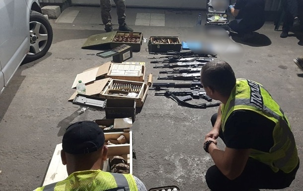 У працівника військкомату на Київщині знайшли арсенал зброї