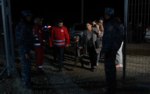 Карабах покидають тисячі біженців
