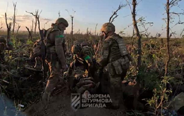 Украинские военные показали, как эвакуировали раненого под Бахмутом