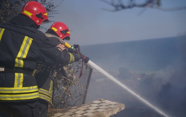 В Одессе ликвидировали пожар на площади в 10 гектаров