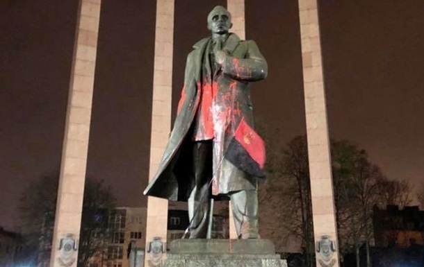 Наруга над пам’ятником Бандері: суд Львова виніс вирок організаторці 
