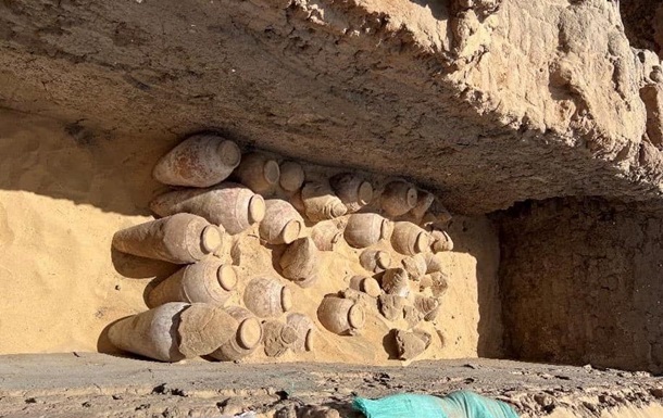В Єгипті знайшли глечики з вином, яким 5 000 років