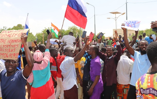 РФ распространяет свои флаги в Западной Африке - NYT