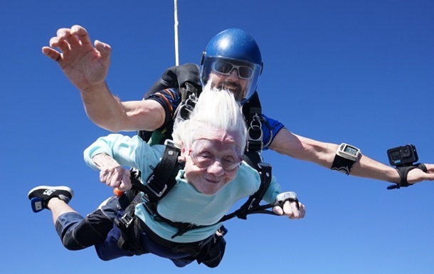 104-летняя американка прыгнула с парашютом