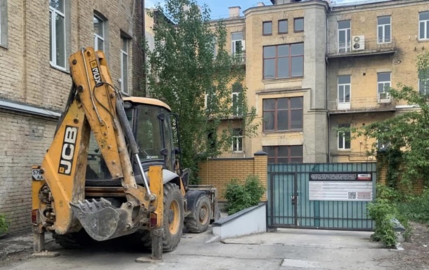 В Киеве суд арестовал имущественный комплекс и запретил там строительство