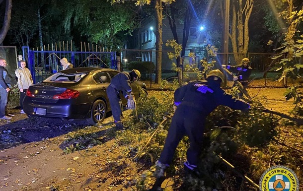 У Києві буревій повалив дерева, небезпека зберігається