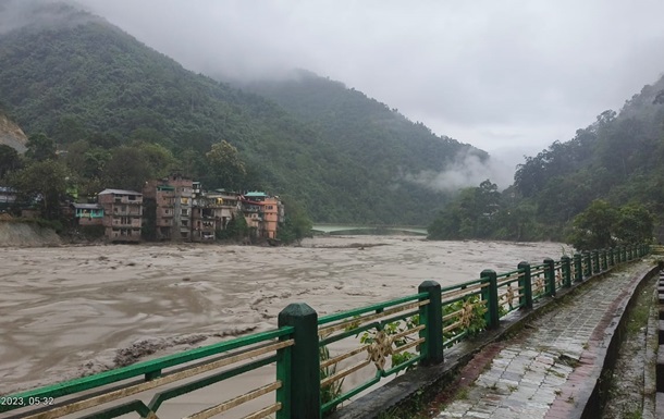 Руйнівна повінь в індійських Гімалаях забрала життя понад 70 людей