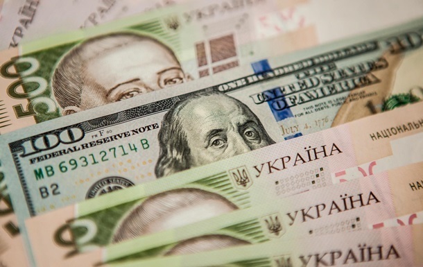Отказ от фиксированного курса: за неделю украинцы скупили почти $300 млн