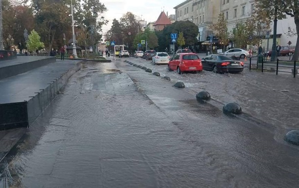 У Львові через порив водопровідної мережі затопило центр міста