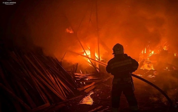 Під Києвом ліквідували масштабну пожежу на складах