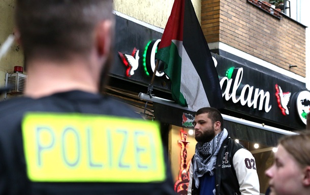 The German Interior Ministry has threatened to deport Hamas supporters from the country.