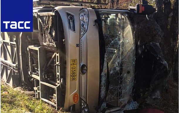 У Росії перекинувся туристичний автобус, десятки травмованих