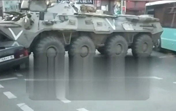 ОВА: У Луганську БТР росіян переїхав цивільне авто