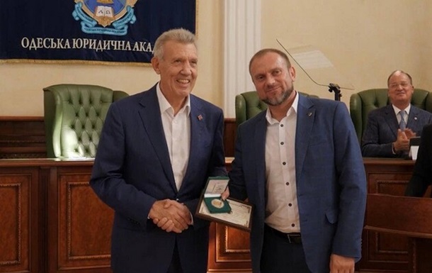 Фігурант кримінальної справи Ківалов нагородив директора одеського НАБУ 