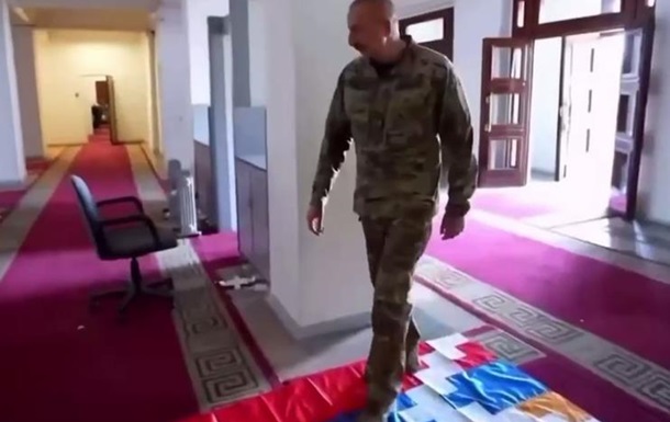 Алиев прошелся ногами по флагу Карабаха