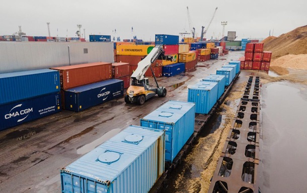 В порт Риги прибыл первый контейнерный поезд с украинским рапсом