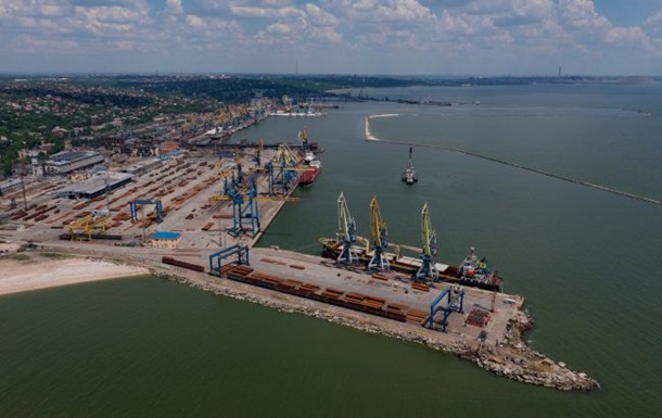 Окупанти завантажують одночасно три судна в порту Маріуполя - мерія