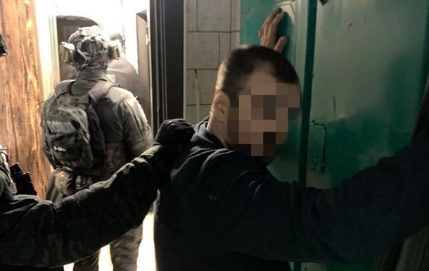 Били, калічили й вимагали криптовалюту: в Києві затримали небезпечну банду