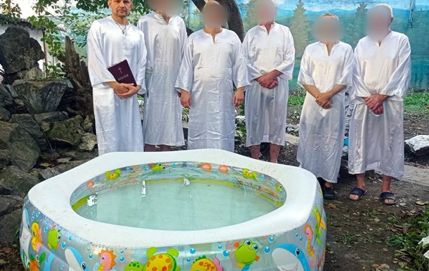 На Хмельниччині ув язнених колонії хрестили у дитячому надувному басейні
