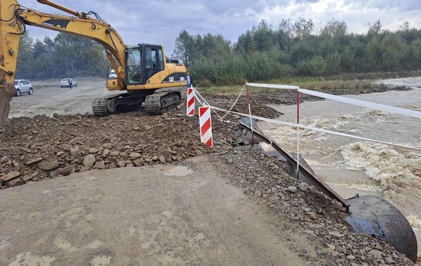 Вода подмыла мост: в Закарпатье остановили движение по трассе
