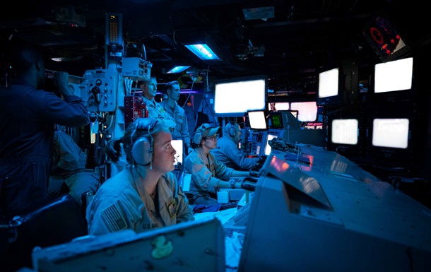 Армия США показала фото с эсминца во время перехвата ракет с Йемена