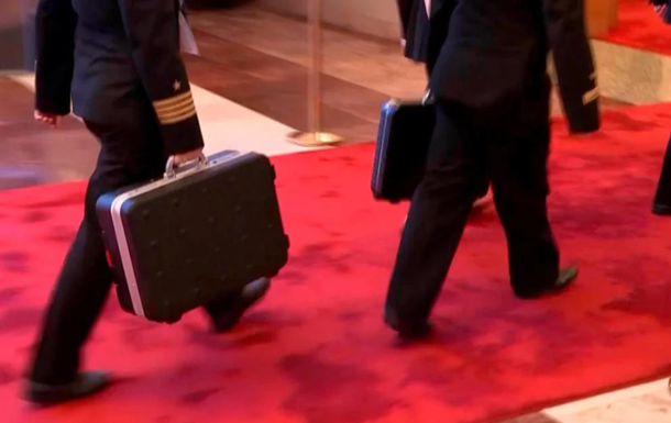 В ГУР рассказали о содержании чемоданов, которые носят за Путиным
