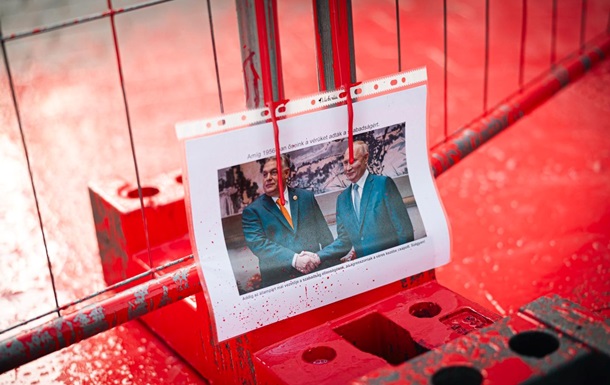 У Будапешті опозиціонери облили червоною фарбою паркан коло офісу Орбана