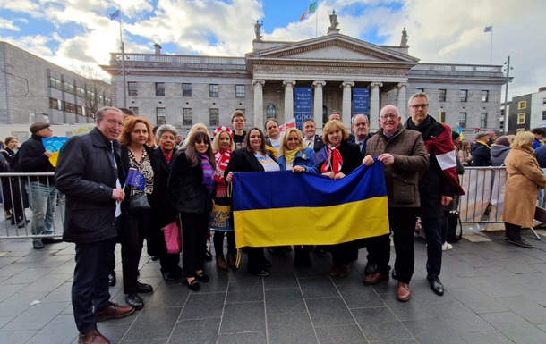 В Ірландії поетапно видають українцям картки дозволу на проживання