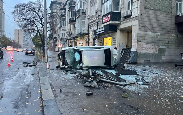 В Киеве автомобиль наехал на людей на остановке