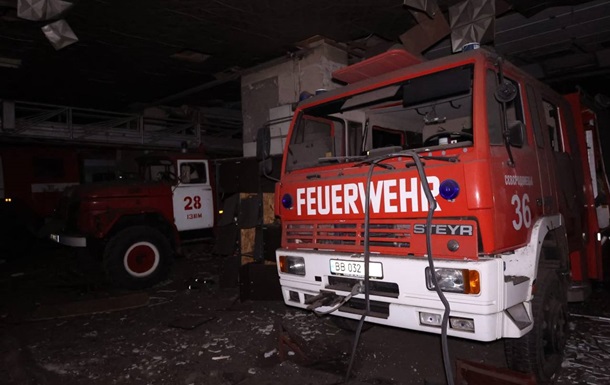 РФ ударила по пожарной части в Изюме: пострадали спасатели