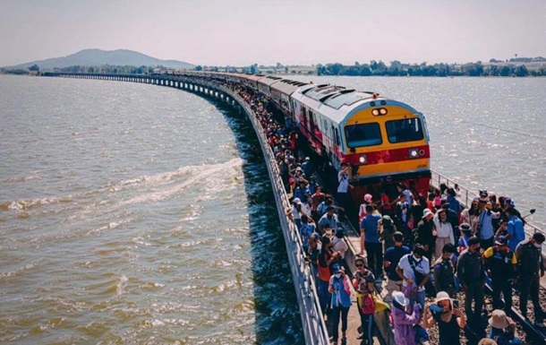 В Таиланде анонсировали запуск  плавающего поезда 