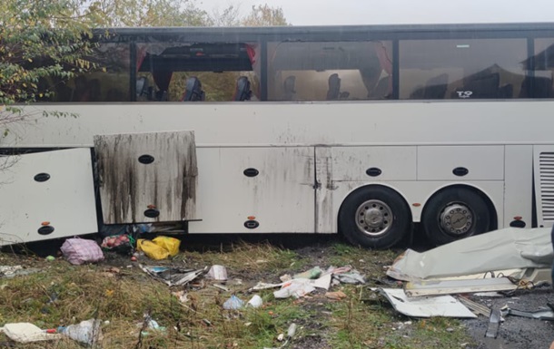 На Закарпатті в ДТП загинули двоє водіїв міжнародного автобуса