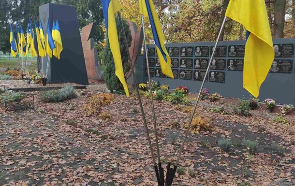 З Меморіалу слави на Волині викрали прапори України