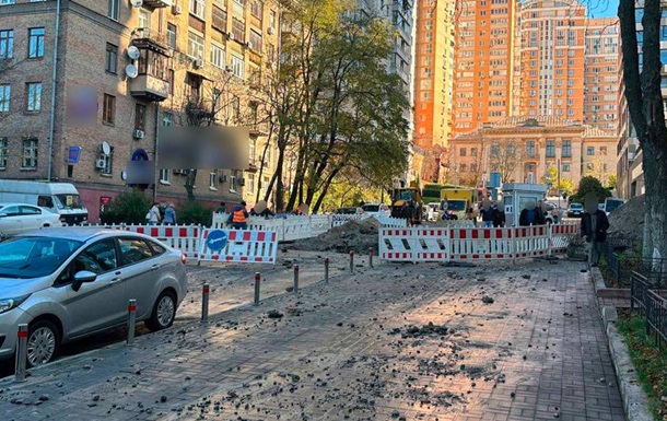В Киеве из-за прорыва трубы улицу залило кипятком