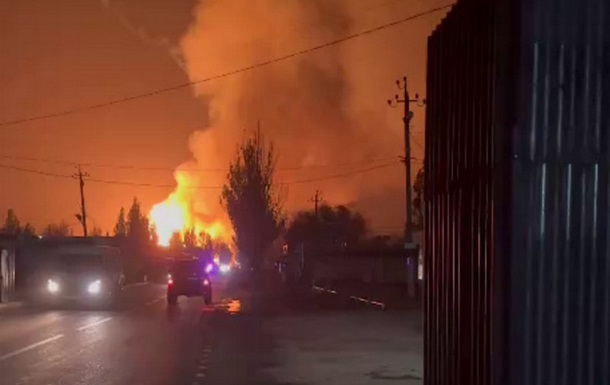 На оккупированной части Донбасса - взрывы и пожары
