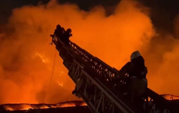 У столиці Бурятії масштабна пожежа: палає торговий центр