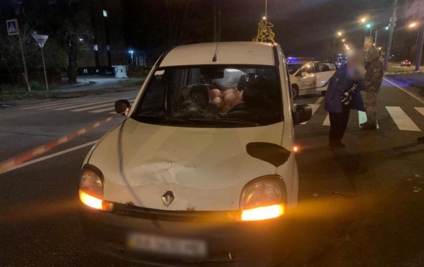 В Киеве водитель сбил военную на блокпосту