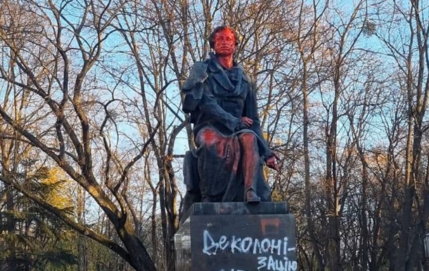 В Киеве расписали памятники Пушкину и Щорсу