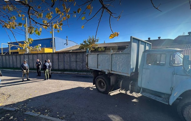 На Черкащині працівники заводу з виробництва алкоголю перешкоджають обшукам