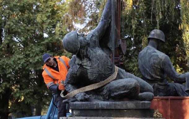 Во Львове с Холма славы демонтировали три советские скульптуры
