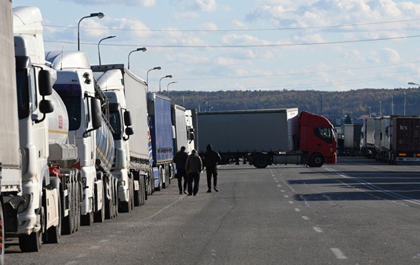 На кордоні заблоковано 20 тисяч одиниць транспорту