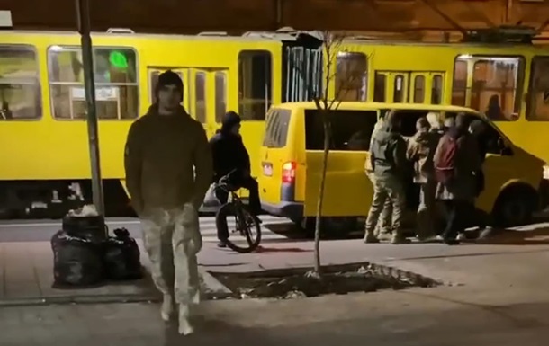 У Львові військові затягли чоловіка в мікроавтобус: з явилась реакція ТЦК