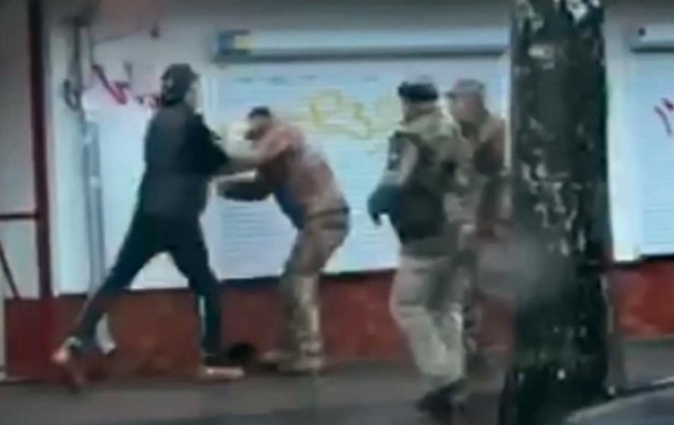 Побиття працівника ТЦК в Житомирі: поліція розшукала нападника