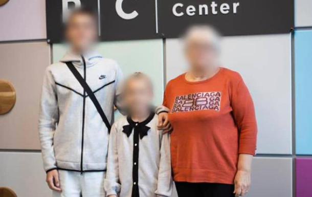 Еще двух украинских детей вернули домой