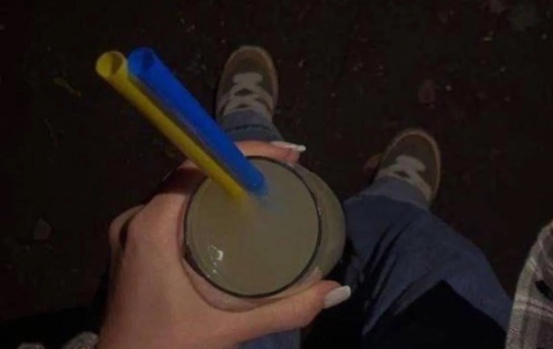 Жительку Криму змусили вибачатися за жовто-блакитні соломинки для коктейлів
