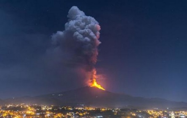 На Сицилії прокинувся вулкан Етна