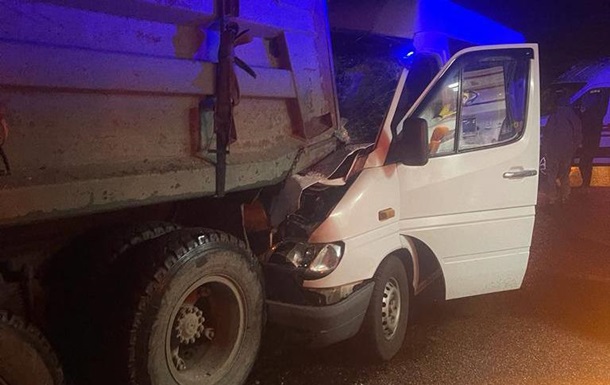Под Киевом произошло ДТП с маршруткой и грузовиком: есть пострадавшие
