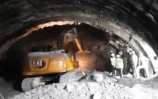 В Индии обрушился тоннель: в западне оказались 40 рабочих